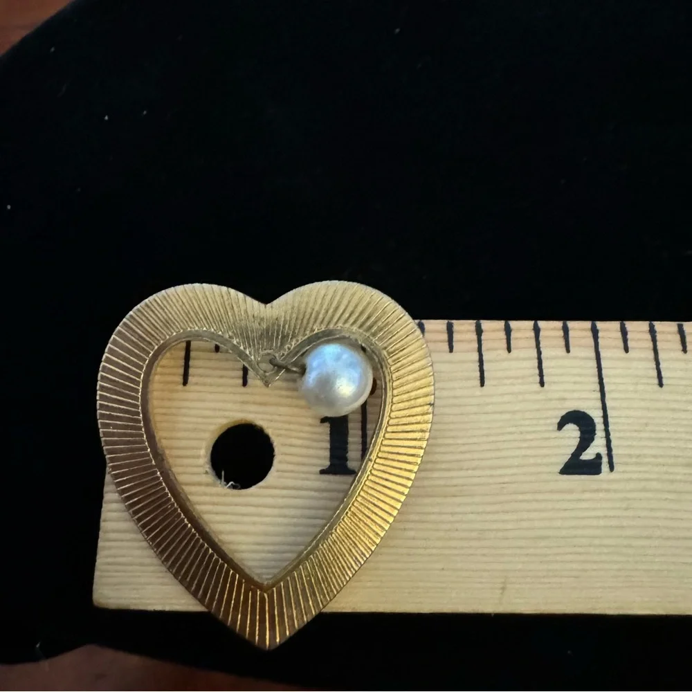 Ribbed Gold Tone Open Heart with Floating Pearl Brooch Pin